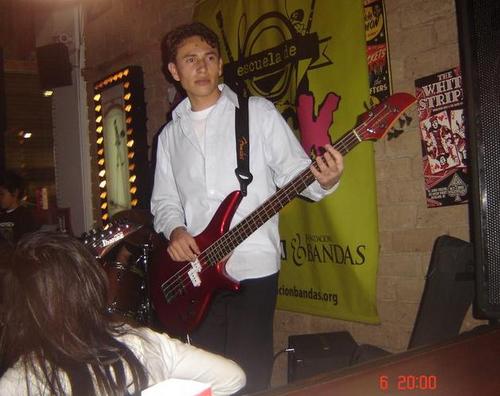 Amante del ROCK, Futbol y video juegos... Lateral izquierdo con salida los viernes y sabados y poco regreso...