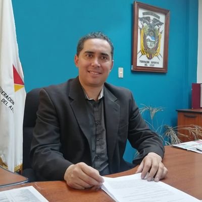 Economista, asesor de seguros, ex seleccionado nacional de atletismo, dirigente deportivo.
Presidente de FedeAzuay 2021-2025