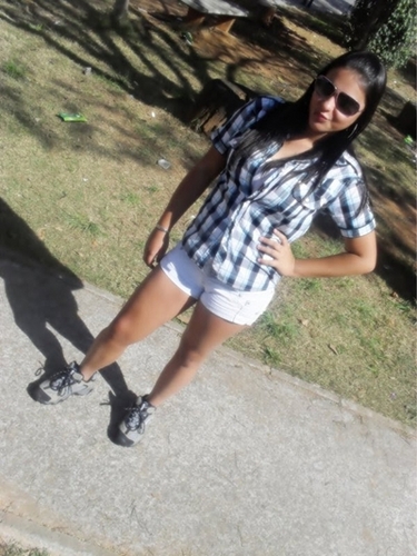ela é diferente, ela é engraçada, é inteligente também é bem humorada ♪