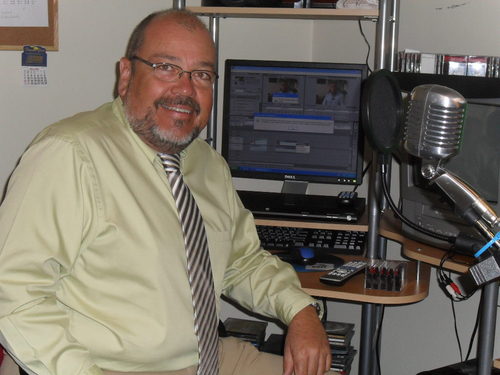 Radicado en Curazao por mas de dos decadas, Periodista, Productor de Television, Conductor de la pagina http://t.co/Rk1FYB6U8I y vienen mas ...