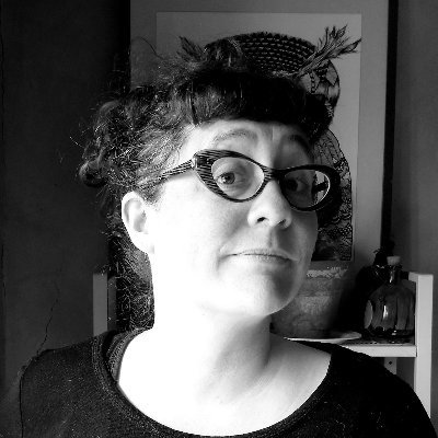 Illustratrice graphiste et bidouilleuse vouant un culte aux chats, à la bonne bouffe et le bon vin, au tatouage, et à la jonche.