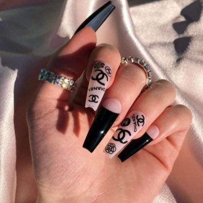 b_ellaam's profile picture. Aries