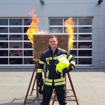 Brandoberinspektor bei der Berufsfeuerwehr Chemnitz. Feuerspuckenderfeuerbekämpfer #LebenaufWache. Instagram für mehr Bilder fire_dudes