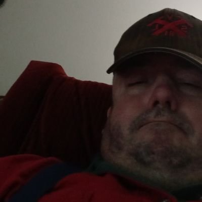 Single dad of three beautiful girls . Luv to cuddle.  Just  here to be a ray of sunshine. Follow me. and I will.follow back.