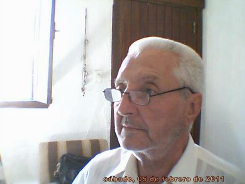 Argentino nativo, con estudios universitarios en ciencias economicas completos, mayor de edad 65 años