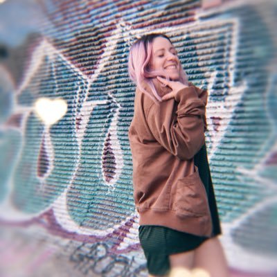 sourceisself's profile picture. intuitive🔮 tarot reader 🌚 human design reader ⚕️sound healer 🔊 astrology reader   READINGS OPEN