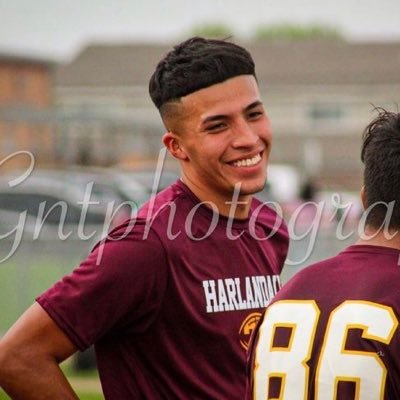 QB at Harlandale highschool class of 22’ 6’1 / 190lbs. 4.78 40 yard dash.
