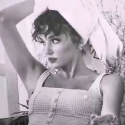 حسني يشبه الورِد ونور القمَر.