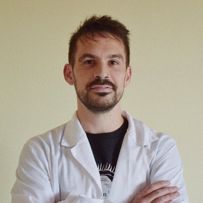 Vocalista y guitarrista de @__SinSentido__. Doctor en BQ, BioMol y Biomedicina investigando en patologías psiquiátricas desde @neurofarmaucm y @CIBER_SAM