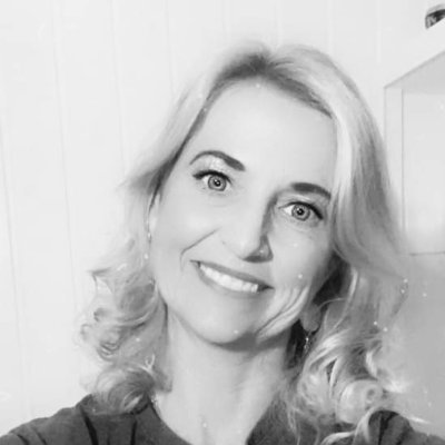 Educated in teaching with a master in leadership, loves all kinds of sports, languages, reading, travelling and art.
