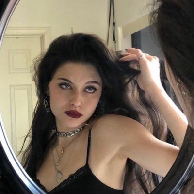 priestnbea's profile picture. oi to na @romeosinacore se não te segui lá é pq acho que vc não gosta de mim mas pode me seguir 💖