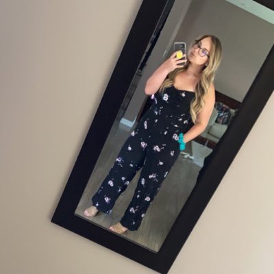 kybechard's profile picture. she/her