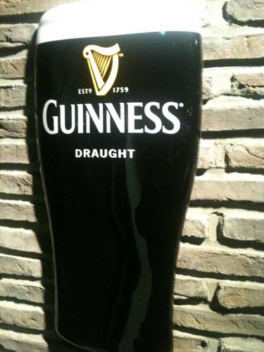 저스트기네스 Just Guinness
[2011년1월24일 Grand Open]

위치: 강남구 신사동 영동호텔과 에쓰오일 사잇길 20M
주소: 강남구 논현동 5-19번지
시간: 6PM-2AM (Mon~Sat)

A lovely place to drink Guinness!
