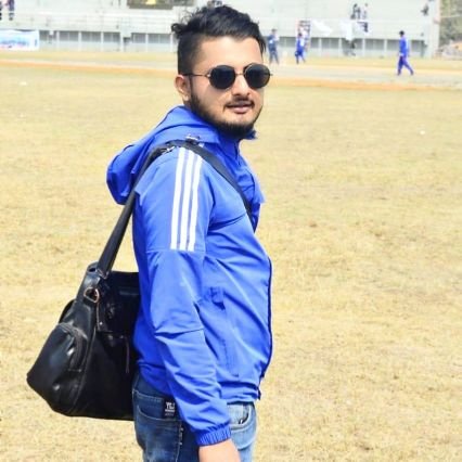 क्यान्भास जस्तै यो सादा जिन्दगीमा,
रंगिन सपनाका रङ्गहरु आफै भर्दैछु...