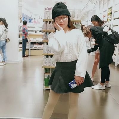 I am a positive and optimistic girl from Maoming, Guangdong, studying in Guangdong Industry Polytenic who major in International Economics and Trade.
