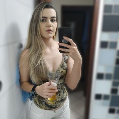 Boleira nata. Flamenguista mais ainda. Praticante de Boxe. Amante de café. Futura PMMG. FORÇA E HONRA!