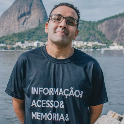 Estudioso, esforçado e tentando ser engraçado ultimamente, pq senão a vida n engata. Arquivista e Mestrando em Ciência da Informação