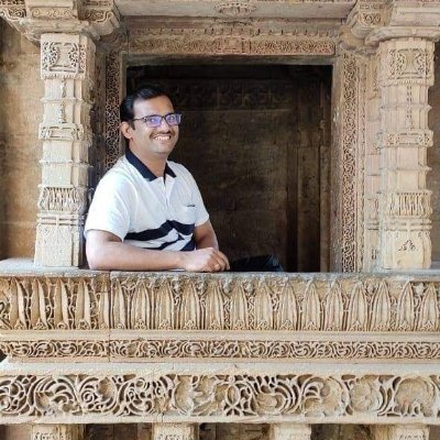 अष्टावधानी कविताध्वयानी
गैर्वाणवाण्याश्च सदाभिमानी ।
सनातने वर्त्मनि नित्यसक्तः
सद्रामकृष्णाभिध एष वर्ते ॥