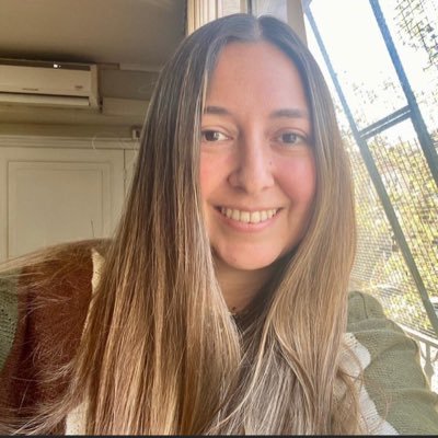 Periodista, emprendedora y negociante. Orgonera, amiga del tarot y del destino.