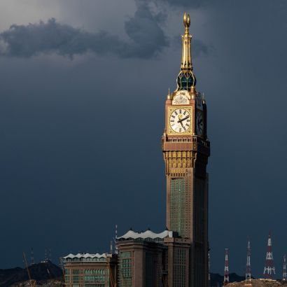 غَريبٌ وعَابرُ سَبيل.