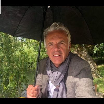 Curieux, aime les gens, sport nature, art et sculpteur...