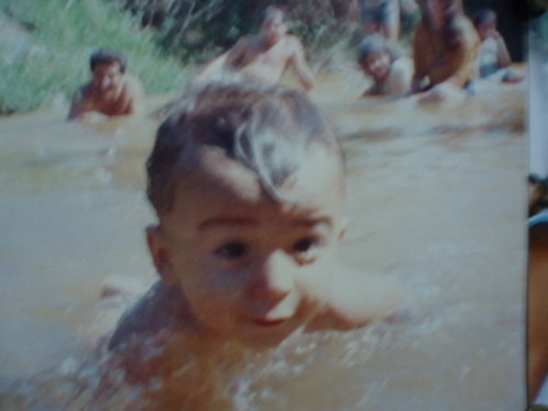 18 Anos,virginiano,que ama Mulher&Skate,e é assim.O menino com jeito de bonzinho,com carinha de quétinho,mas que não é Santinho.Quer saber mais?então Follow aí!