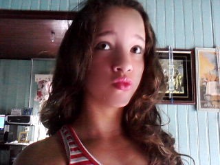 Sou simplesmente eu!nao dou a minima pro que os outros pensam de mim!querem me conhecer melhor então Follow aew!bjss *-*Sou uma amigona