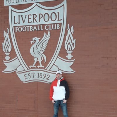 Pomorzanin z krwi i kości na gościnnych występach w UK,fanatyk Lechii Gdańsk i Liverpool FC,zakochany w grze Michaela Jordana,wierny kibic Byków z Chicago