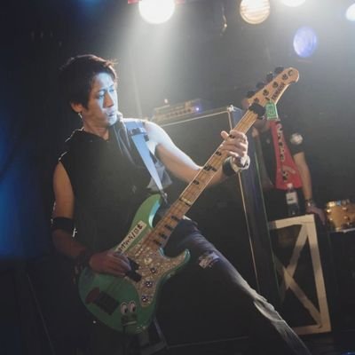 Vocal＆Bass(共に無所属)。HardRock/Metal好きです♪金が無くてもオイル交換、ガソリン満タンの車バカと言われる人種。バスケットマン。相棒はZC33S😀