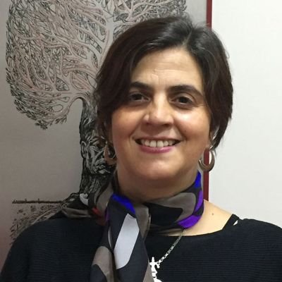 Antropóloga social, comunista, feminista, madre, hija, hermana, tía, prima, sobrina, esposa o marida y Senadora por la Región Metropolitana.