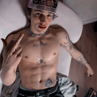 ghststatic's profile picture. ⠀⠀⠀︻╦╤─ tangled between your little flaws '-