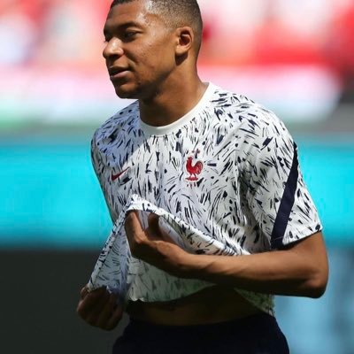 All of the best hot pictures of Kylian Mbappé. @HotGuysFnA/@HornyOnlyss