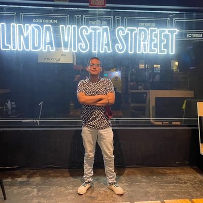 Gastrónomo, Viajero, Sarcástico, PotterHead, Britney-Army.
Me gustan los tacos al pastor.
No hablo con muggles. Viviendo el sueño regio.