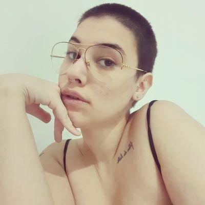 poemas autorais no ig @rauitagarcia.

feminista, poeta, estudante de psicologia, autora do livro Presente.