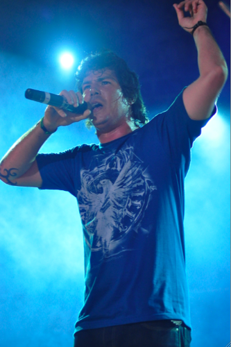 Vocalista y Compositor de la Banda panameña @osalmirantes, casado con @jessicach07.