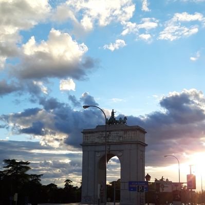 Necesitamos  que el ocio nocturno nos deje descansar y dormir.
Madrugamos para trabajar e ir a colegios y tenemos derecho al descanso.