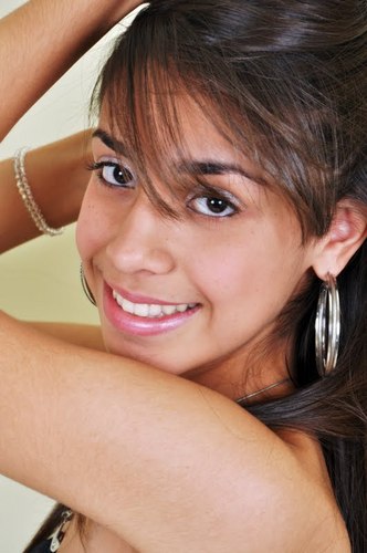 αquelα meninα que sonhα com os pés no chão(:

α menininhα com jeitinho de boαzinhα,

com cαrinhα de quietinhα ,

mαs que não é bobinhα .!