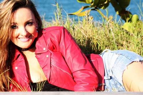 Cantora de música sertaneja ...A música é o barulho que pensa...