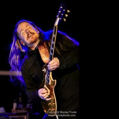 #mesaboogie artist James Southwell commands the stage like few others, with powering riffs and vocals that bite.
Listen - https://t.co/HlZpTVScVB