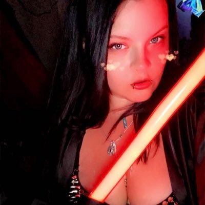 #VadersLadies 38 years old, somebodies Aunti #StarWarsNerd Female fetish friendly artist, eccentric, clever, hopeless romantic, southern bitch. ❤️‍🔥