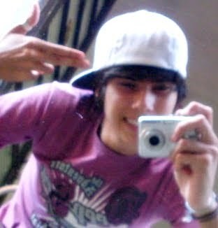 17 anos. Carioca . Moro em SP. Flamenguista .Aquariano . Musica . Futebol. Pizza. Chocolate. Twitter .  Follow_me !