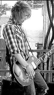 Thuympa's profile picture. Weezer are catching up in the votes on Rattlesnake Gunfight's cover voting comp. Go here to help Weezer win! - http://t.co/C7BuElqZes