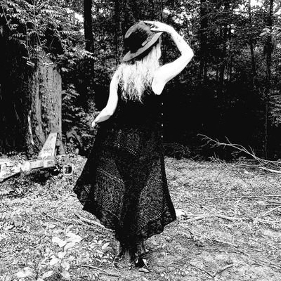 EvelynNixie's profile picture. Norse Witch | Writer&Youtuber | Slytherin Hippie | Pansexual 🏳️‍🌈 | 
🌞➡️♒  🌛➡️🦁  ⤴️🦁
Tumblr: littlewitchyhippie
Instagram: littlewitchyhippie
💻&🎥⤵️