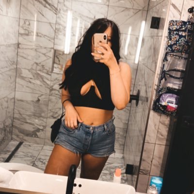 allie_holmes5's profile picture. I’m going through a little bit of a rough patch. The whole year, actually.