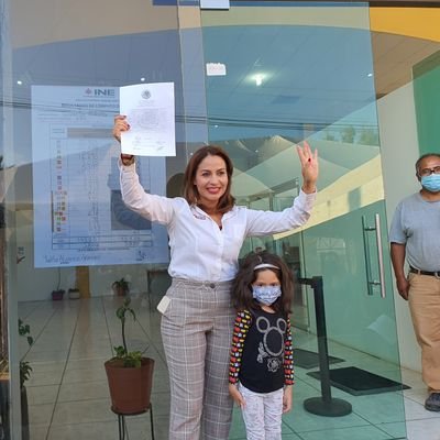 Madre orgullosa de Diana y Erika, mis hijas son mi motor y mi fuerza. Duranguense, luchadora siempre en favor de los derechos de todas las mujeres.