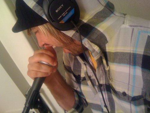 DavidxHeart's profile picture. I sing in a band and write songs, im snuggly , and I play wow .... im out