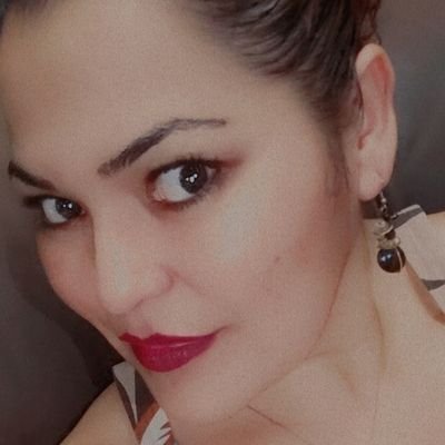 Antes que nada mujer, madre y esposa...Un ser comun con defectos y virtudes, que sient, ama y vive el dia a dia reteniendo del pasado que me hizo lo que hoy soy