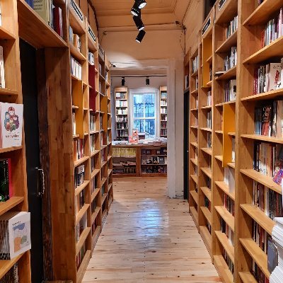 Yayıncılar Kooperatifi Kadıköy Temsilciliği-Antika Kitap Kafe'nin yetkili Twitter hesabıdır.