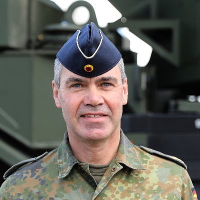 private accout; Kommandeur Logistikkommando der Bundeswehr; hier privat als Bürger unseres Gemeinwesens unterwegs; RT/Reply/Follow/≠ Endorsement