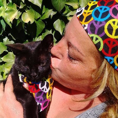 soy una persona sencilla, tolerante, amante de los animales , rescato y ayudo a animales abandonados ,hasta encontrarles un buen hogar ...soy yo sin mas